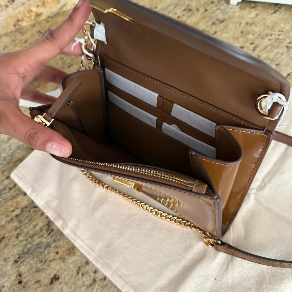 New tory burch ❤️‍🔥 Emerson PATENT CHAIN WALLE RICH WALNUT